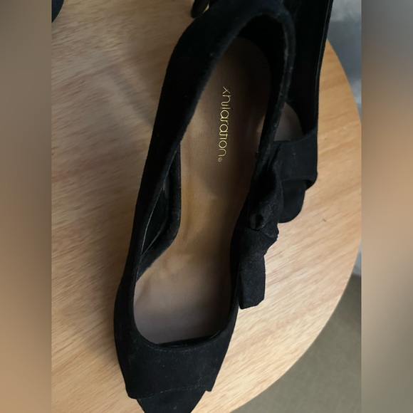 Black Velvet High Heel. Size 9. - Picture 5 of 6